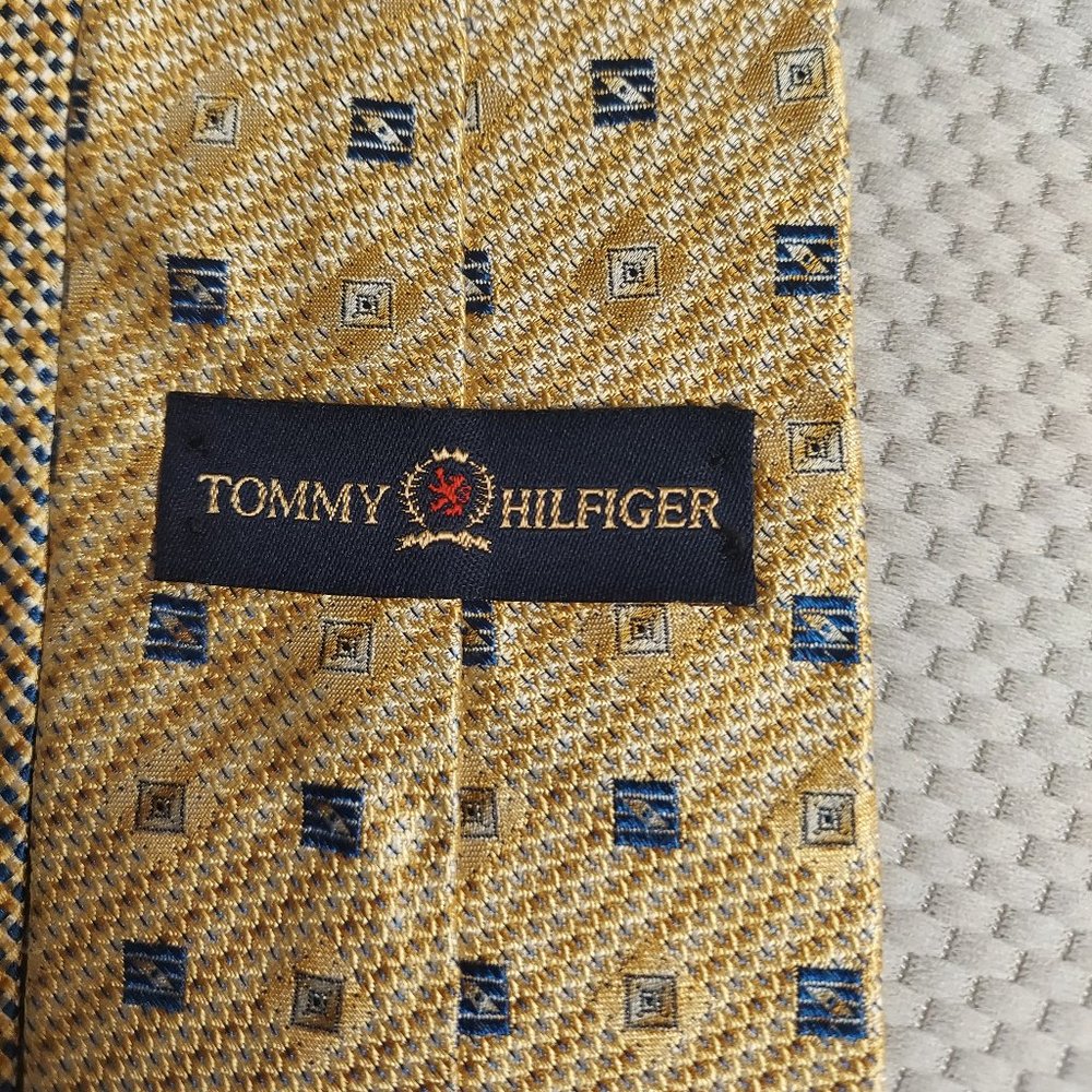 Tommy Hilfiger Gold Tie w/Squares. 100% Silk.